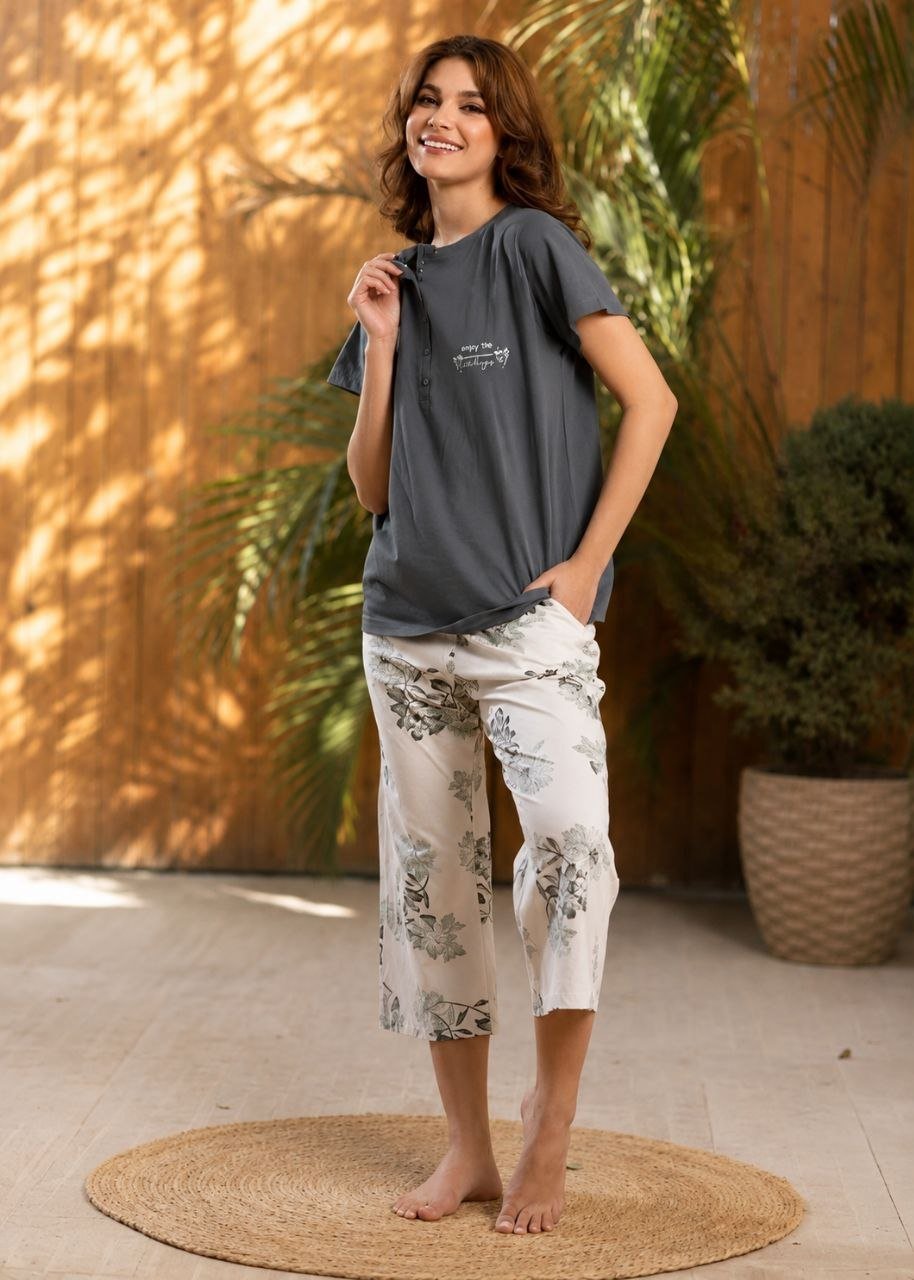T-shirt and Capri pants pajama